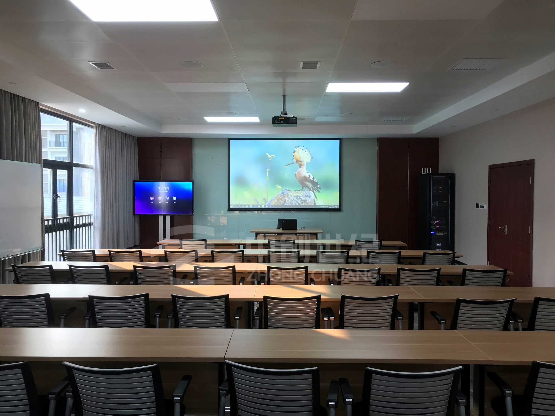 深圳市龍崗區深高速五聯綜合服務樓培訓室照片.jpg 深圳市龍崗區深高速五聯綜合服務樓培訓室照片.jpg